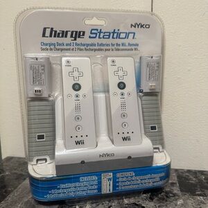 NEW NYKO Wii Remote Charging Station Dock 2 RECHARGEABLE Batteries & Covers MINT